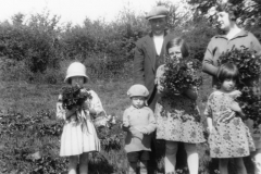 c. 1925 Gathering kingcups. Back: Charles Eaglestone and Miriam Dallinger. Front: Joan and Jack Eaglestone, Betty and Jean Dallinger.