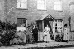 c. 1910 18 Enstone Road, believed to be members of the Castle family.