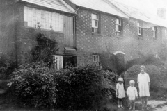 1930s Worton Road. Doreen, William and Francis Gascoigne.