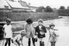 1928 Ford Fox Lane. 'Bubbles' and the Goodey children, Geoffrey, Diana (Muriel), Richard and Stella.