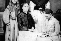 1870s The Marshall daughters. Alice (on the left), Annie, Elizabeth and Katherine.