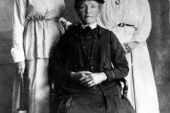 c. 1910 Emma Baker and daughters, Lily and Violet.