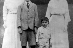 c. 1910 Daisy and Flo Daniels with (her?) nephews, taken in London.