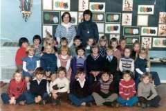 Teachers:  Christine Grieff (Gombent), and Marion Pettingell. Back row: Marcus Hadland, Emma Shirley, Sara ?, Jonathon Stillman, Stefan Cox, Nicola Swash, Emma Flynn, ?, Simon Jawarski,  Alice Reeves. Middle Row: Lisa Tumman, Emma Coles, Sian Harris, Toby Waterman, Matthew Hansen, Neil Cox, Melanie Woodley, Antoinette Gwenanne. Front Row: James Flynn, Neil Godfrey, Andrew Day, John Stockford, John Benfield,  Darren Williams, Stuart Walker.