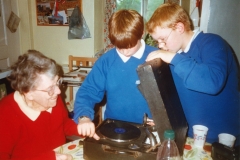March 1999 Miss Joan Sullivan talking to pupils of Middle Barton School about life in the village during the second world war.
