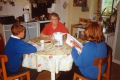March 1999 Miss Joan Sullivan talking to pupils of Middle Barton School about life in the village during the second world war. Louise Stewart on the right.