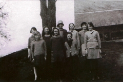 c. 1928. School group on mound. Back row: ?, ?, Margaret Harper, Rose Wyatt, Muriel Stewart, Easter Luing. Front row: Sylvia Cleaver, ?, Nancy Hawtin, ? Milligan.
