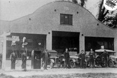 The Garage at Hopcrofts Holt: Fred Price, Harold Crowther, others.