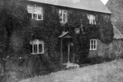 1920s 45 South Street. Just visible is the Constable's bakery sign on the wall of Home Farm.