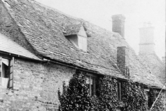 c. 1920 45 South Street. William and Emma Baker and two of their children, taken just before the Stonesfield slates were replaced. The chimney and fireplace near the door were also replaced.