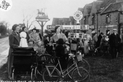 1937 The Heythrop Meet at Hopcroft's Holt. People: ?, Edie Smith, Victoria Checkley, Daphne Cox, Mrs Tom Robinson.