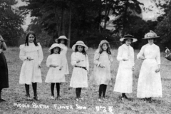 1916 Middle Barton Flower Show. The Egg and Spoon race.